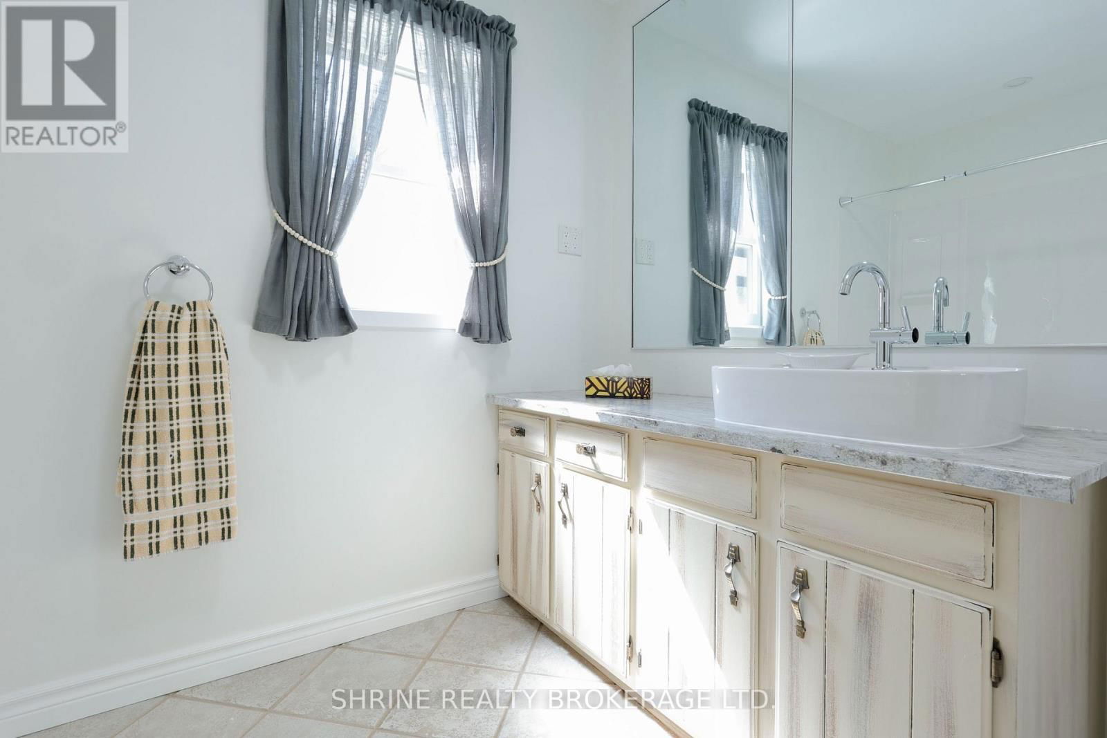 853 QUEENS AVENUE Image 18