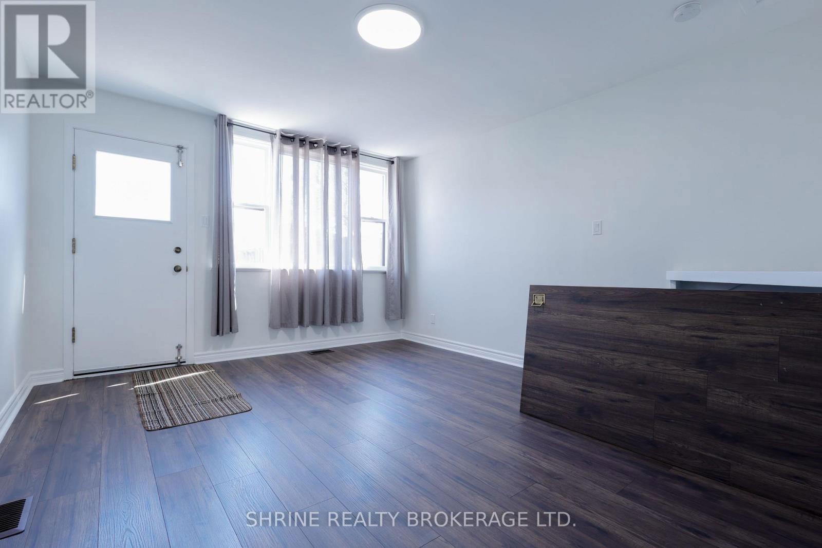 853 QUEENS AVENUE Image 21