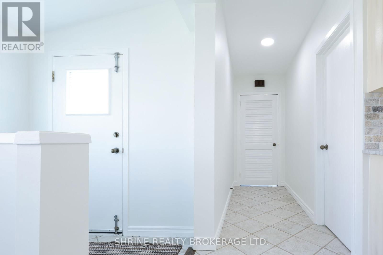 853 QUEENS AVENUE Image 25