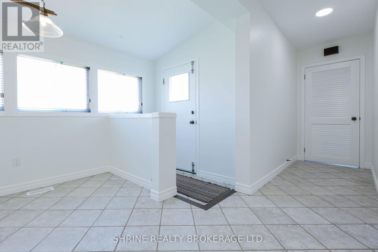 853 QUEENS AVENUE Image 26