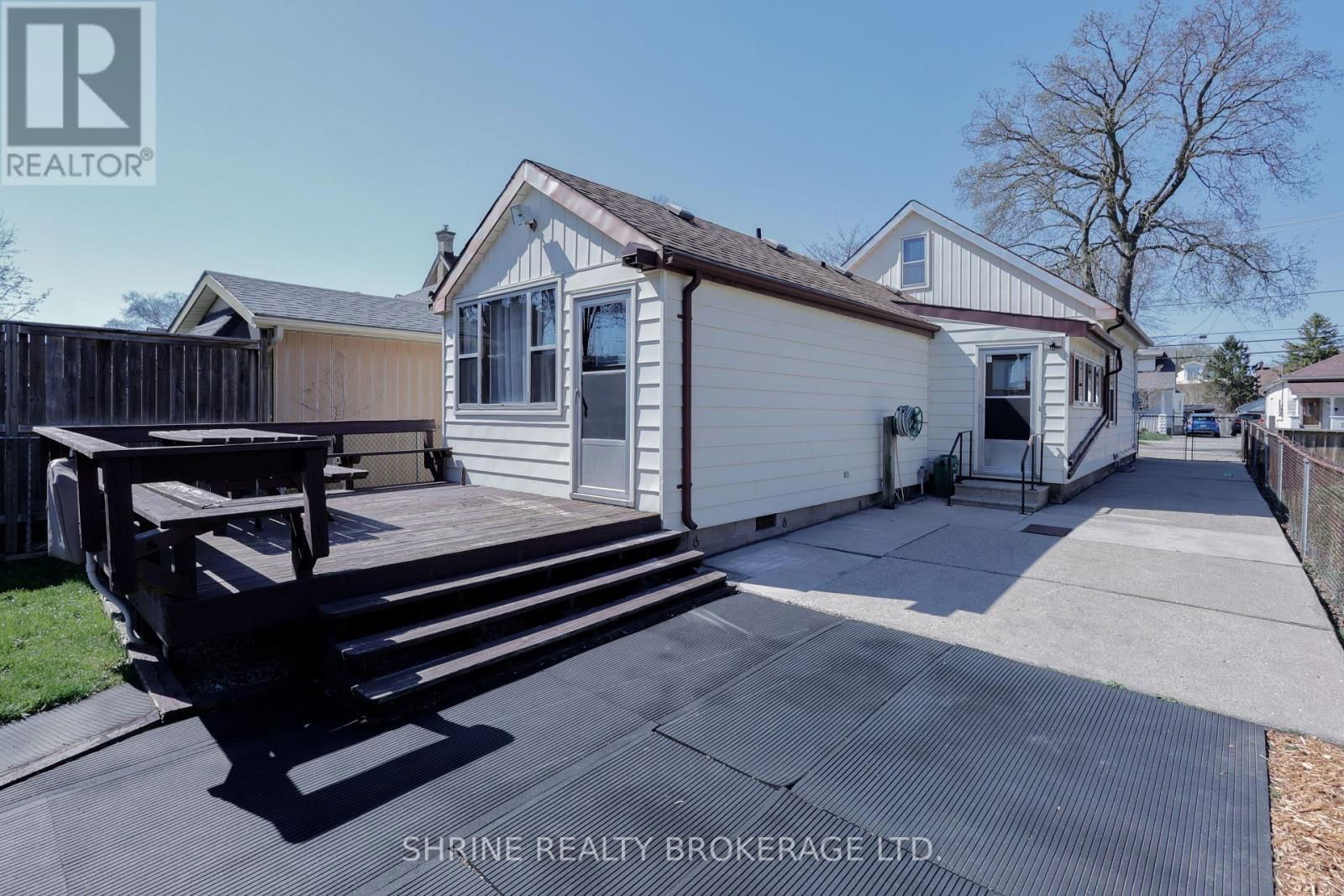 853 QUEENS AVENUE Image 37