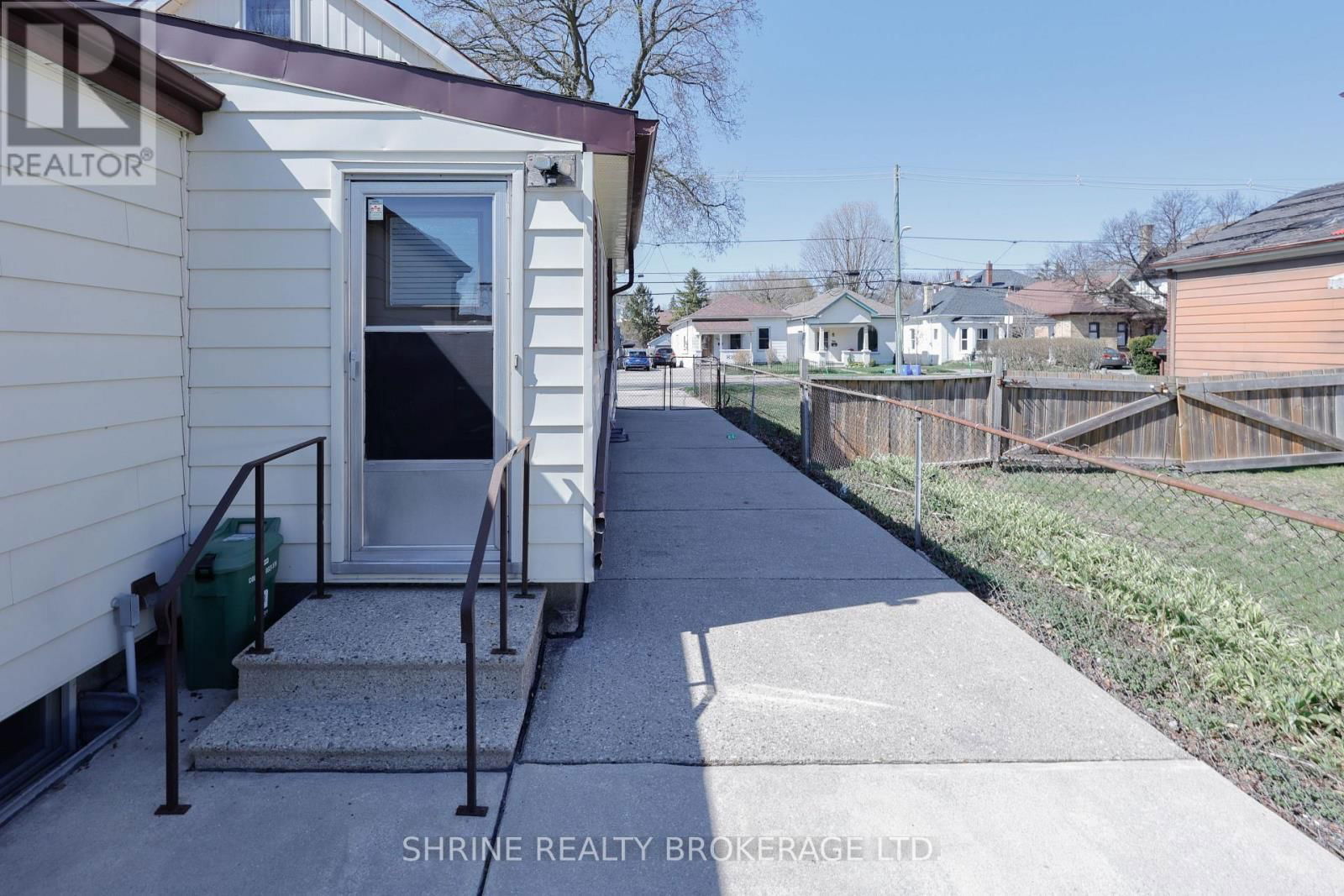 853 QUEENS AVENUE Image 41