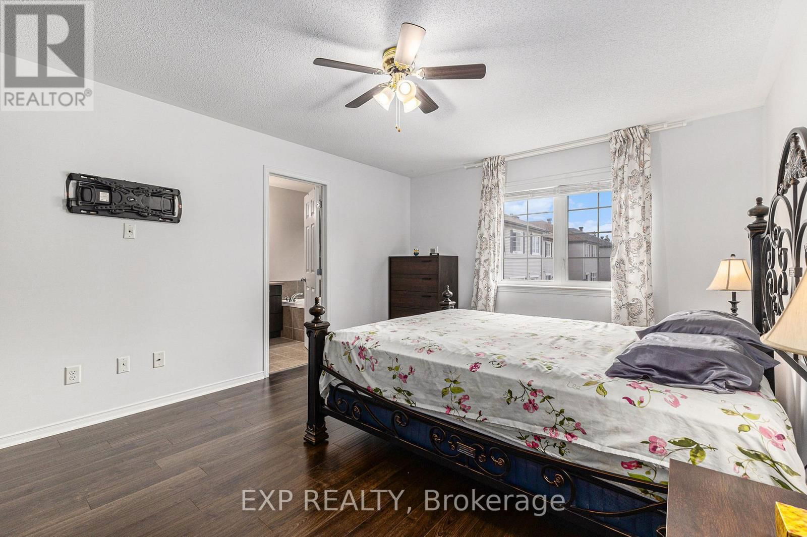 407 HEATHROW PRIVATE Image 18