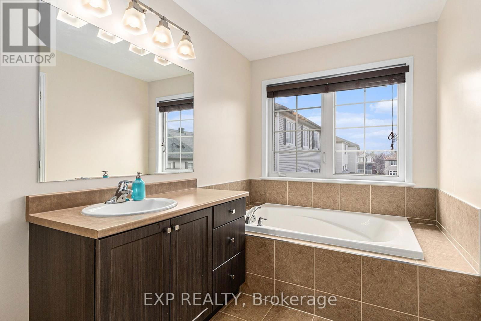 407 HEATHROW PRIVATE Image 20