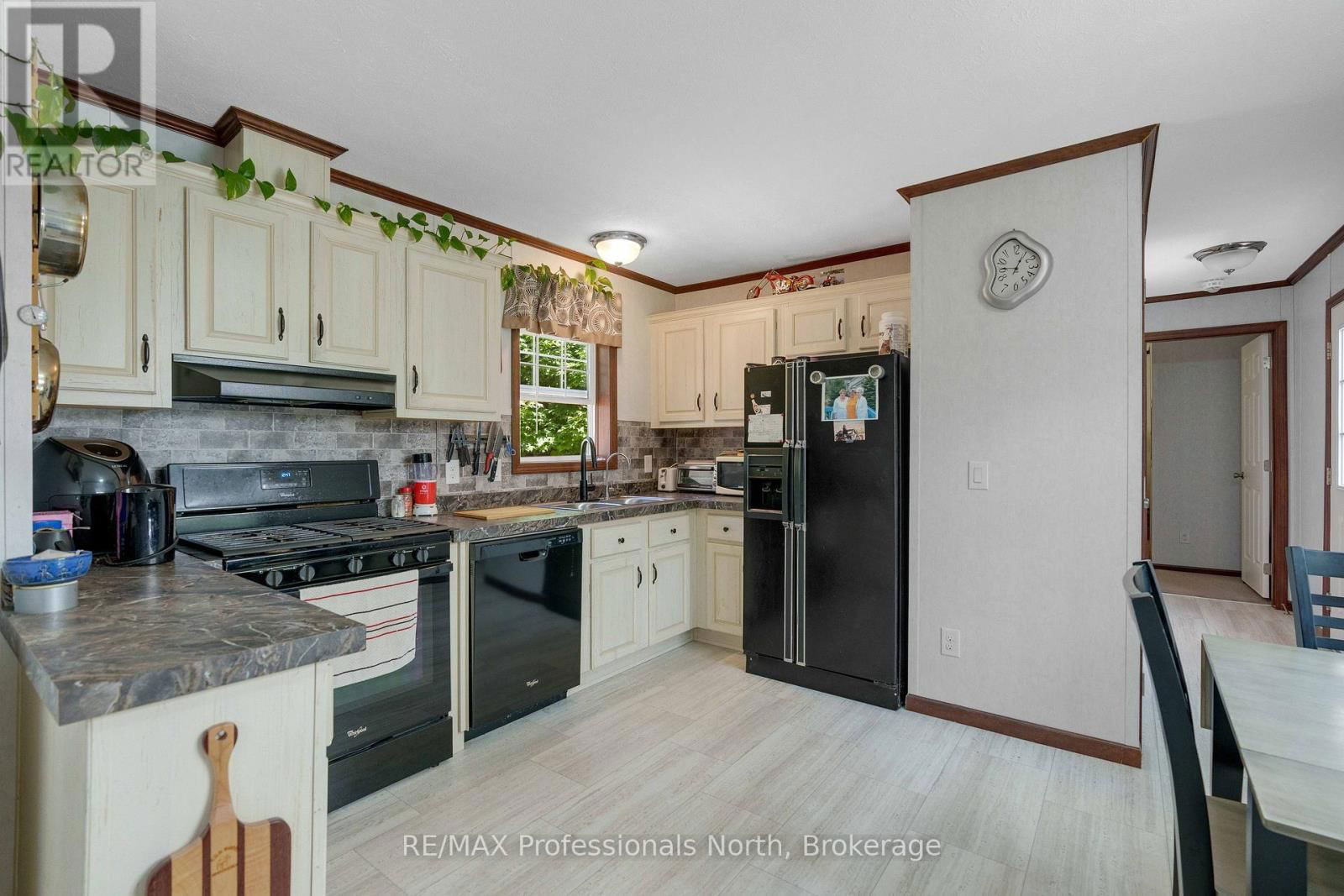 676 SUPER SIGN ROAD Image 9