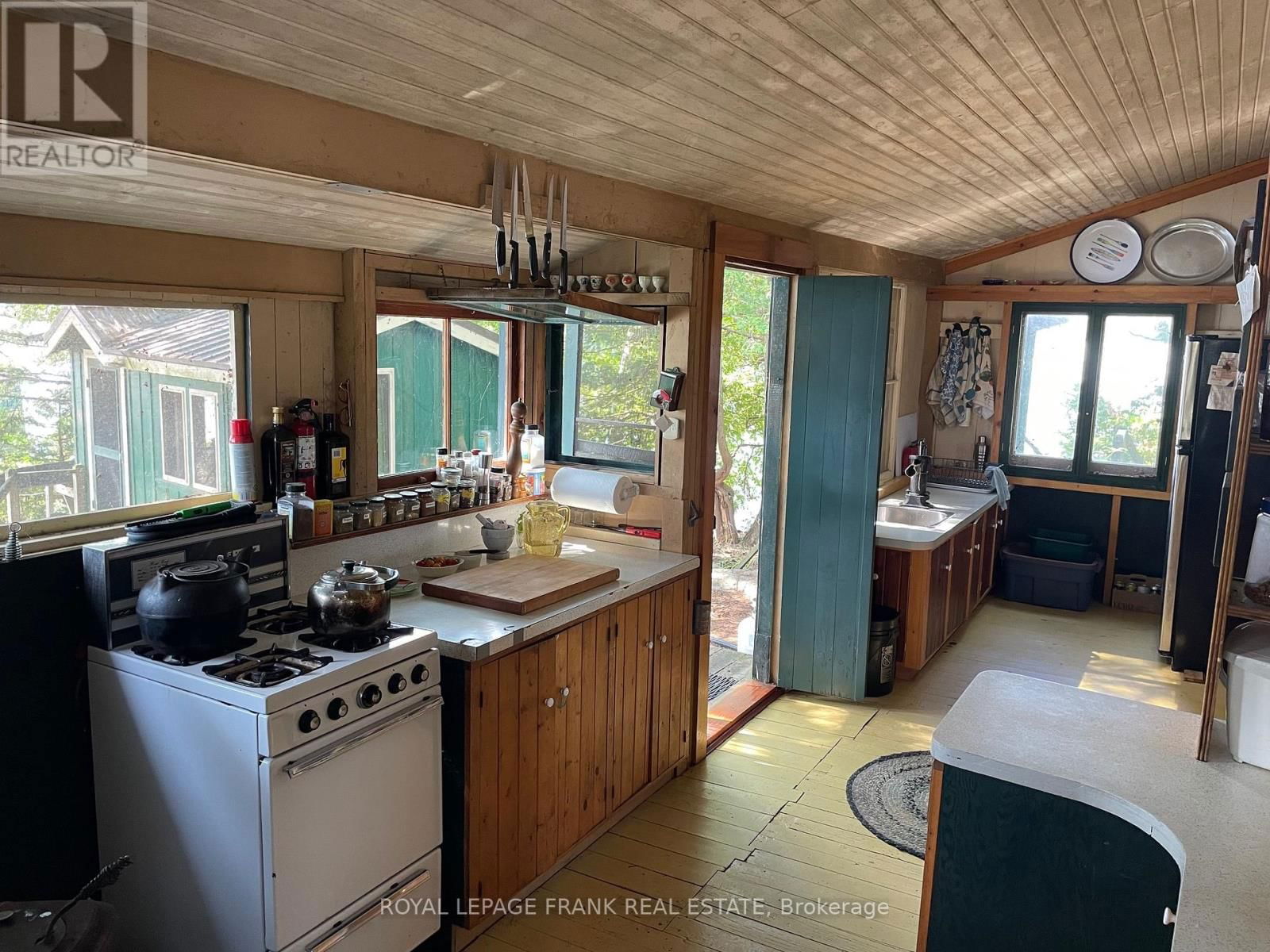 422 ISLAND 11A Image 15