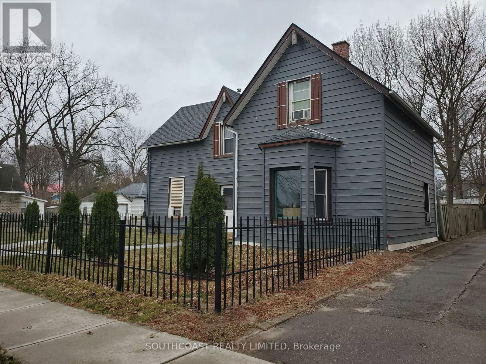 218 TALBOT STREET SOUTH Image 4