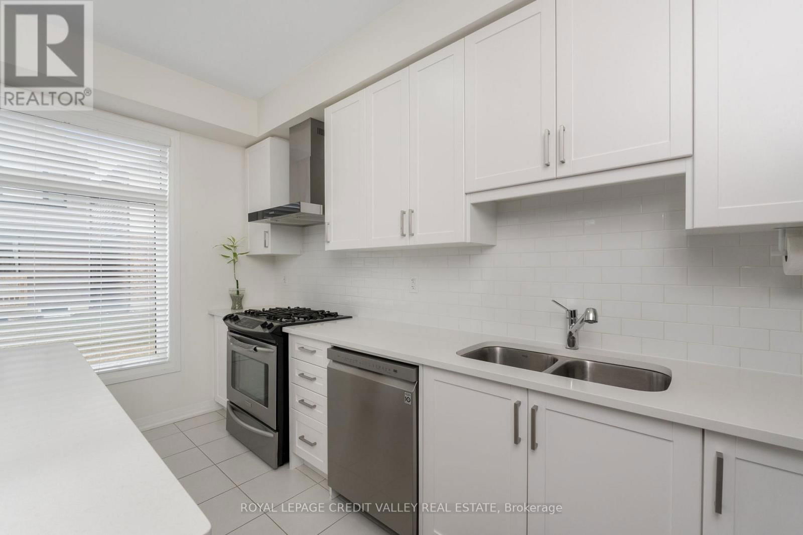 96 YALE DRIVE Image 17