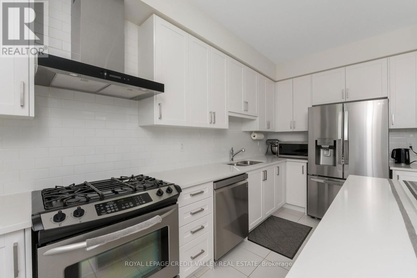 96 YALE DRIVE Image 18