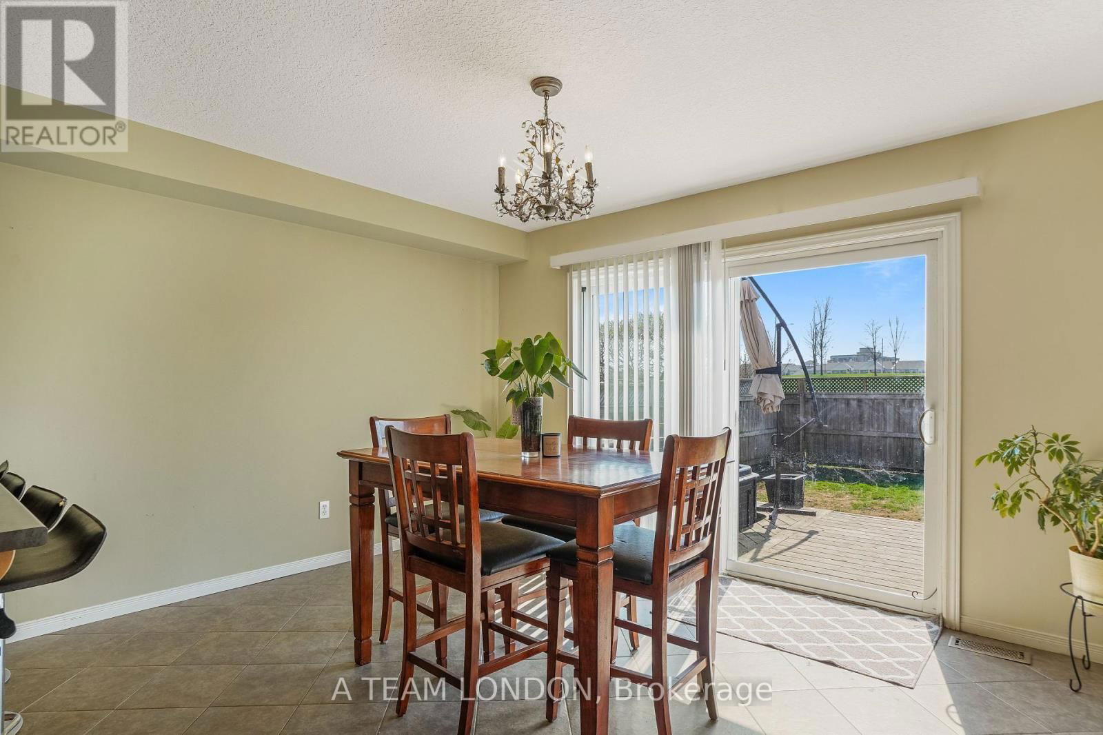 386 CHAMPLAIN AVENUE Image 11