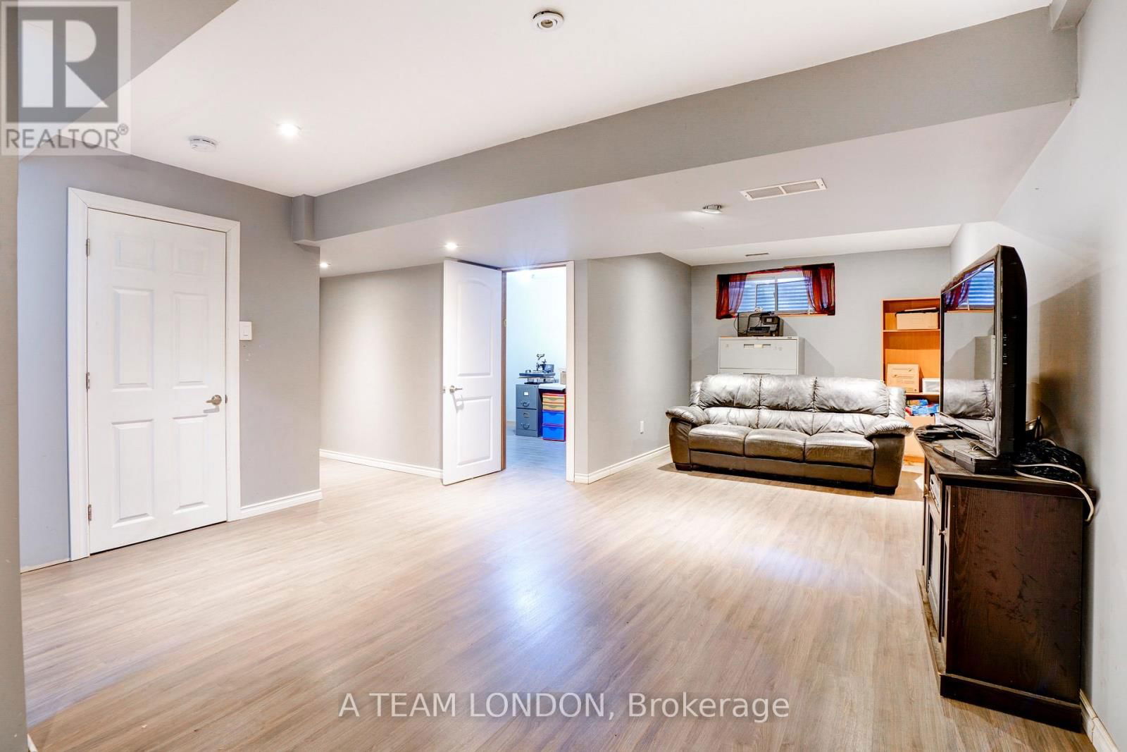 386 CHAMPLAIN AVENUE Image 18