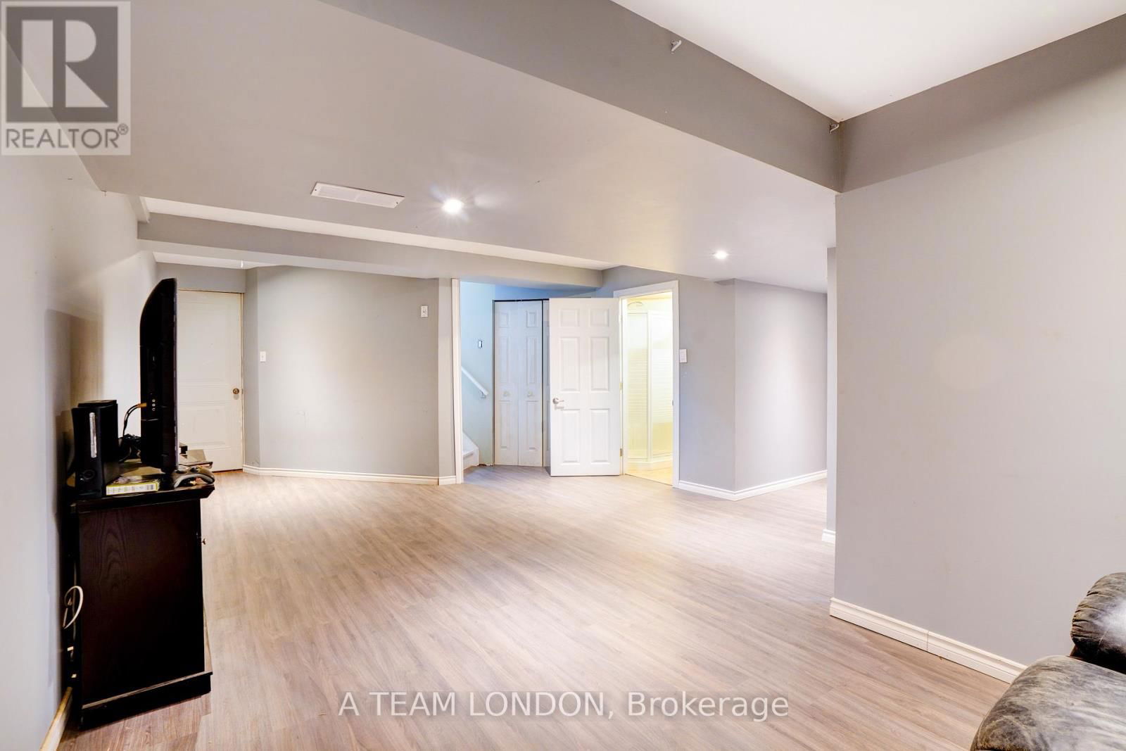 386 CHAMPLAIN AVENUE Image 19