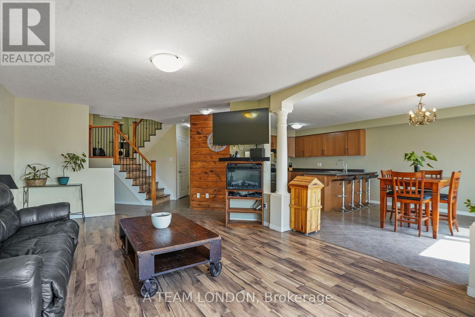 386 CHAMPLAIN AVENUE Image 7