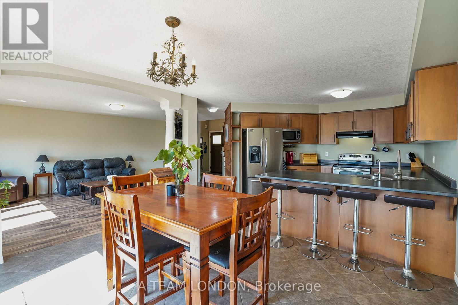 386 CHAMPLAIN AVENUE Image 8