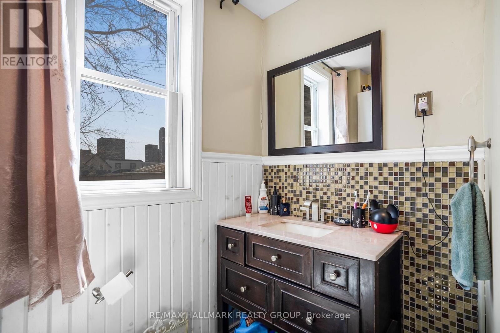 48 LOUISA STREET Image 25