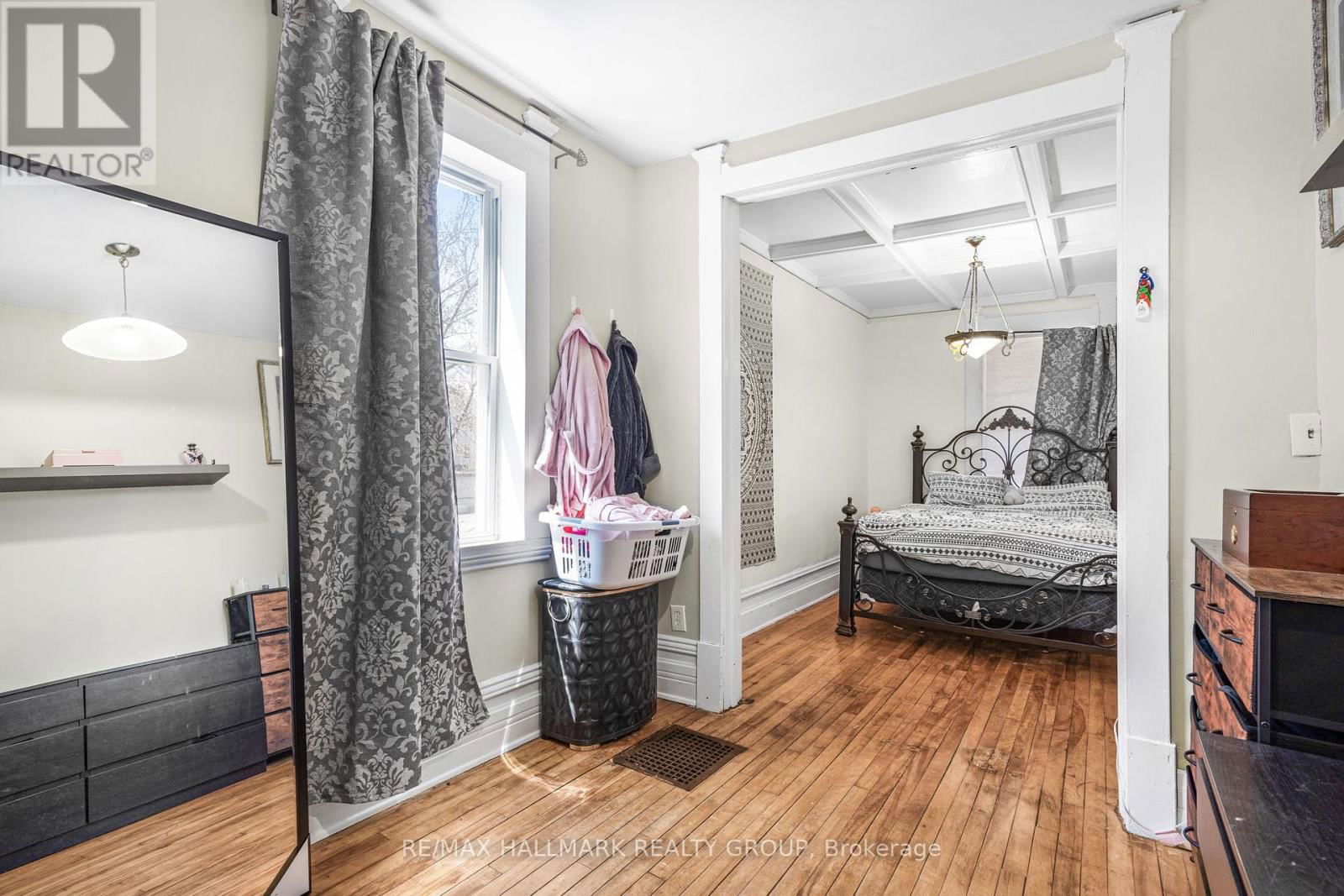 48 LOUISA STREET Image 26