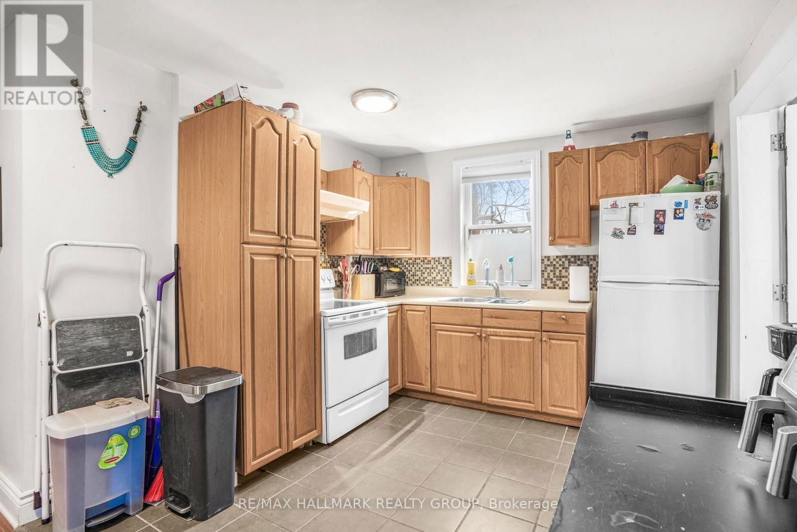 48 LOUISA STREET Image 28