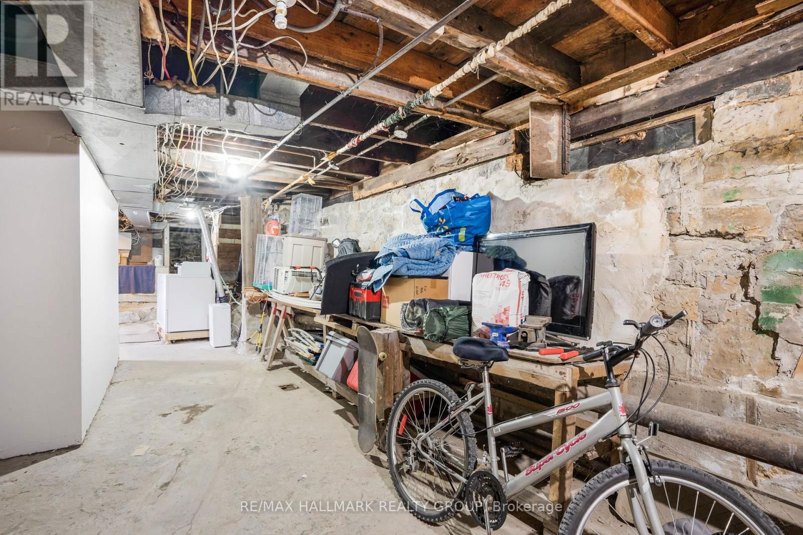 48 LOUISA STREET Image 32