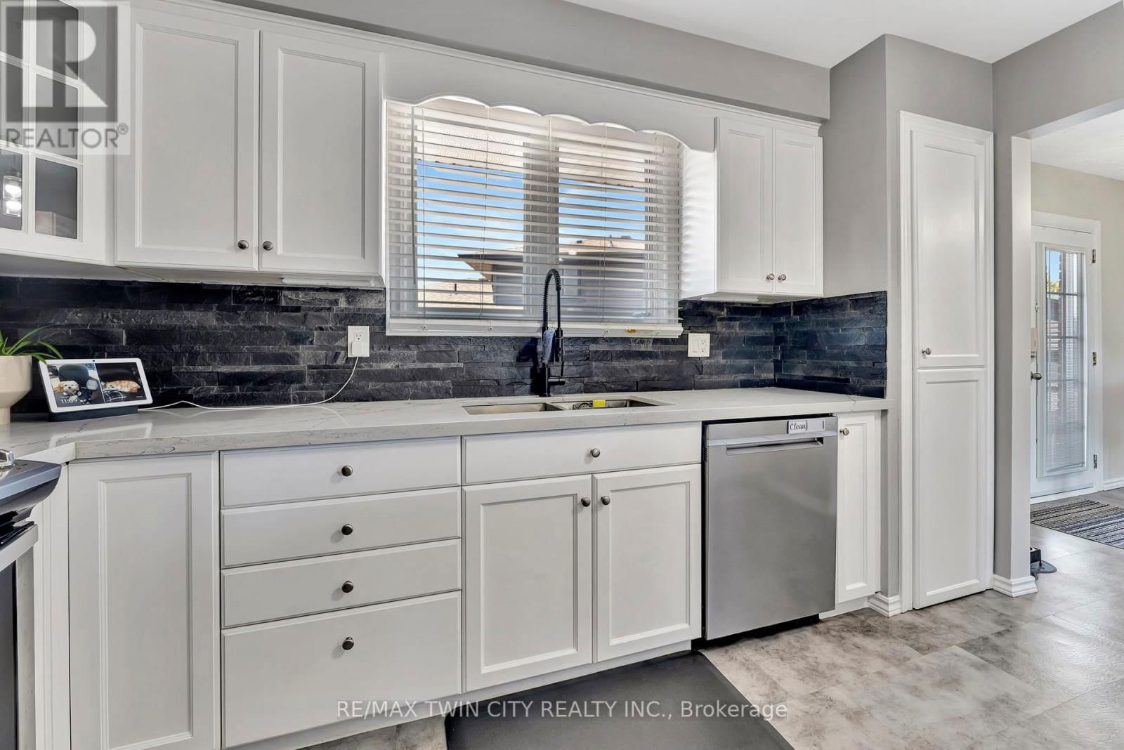 35 BAKERSFIELD DRIVE Image 15