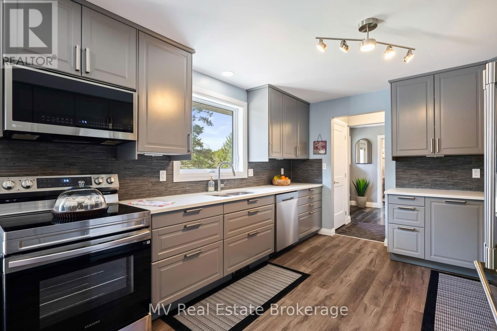 8378 WELLINGTON ROAD 22 Image 12