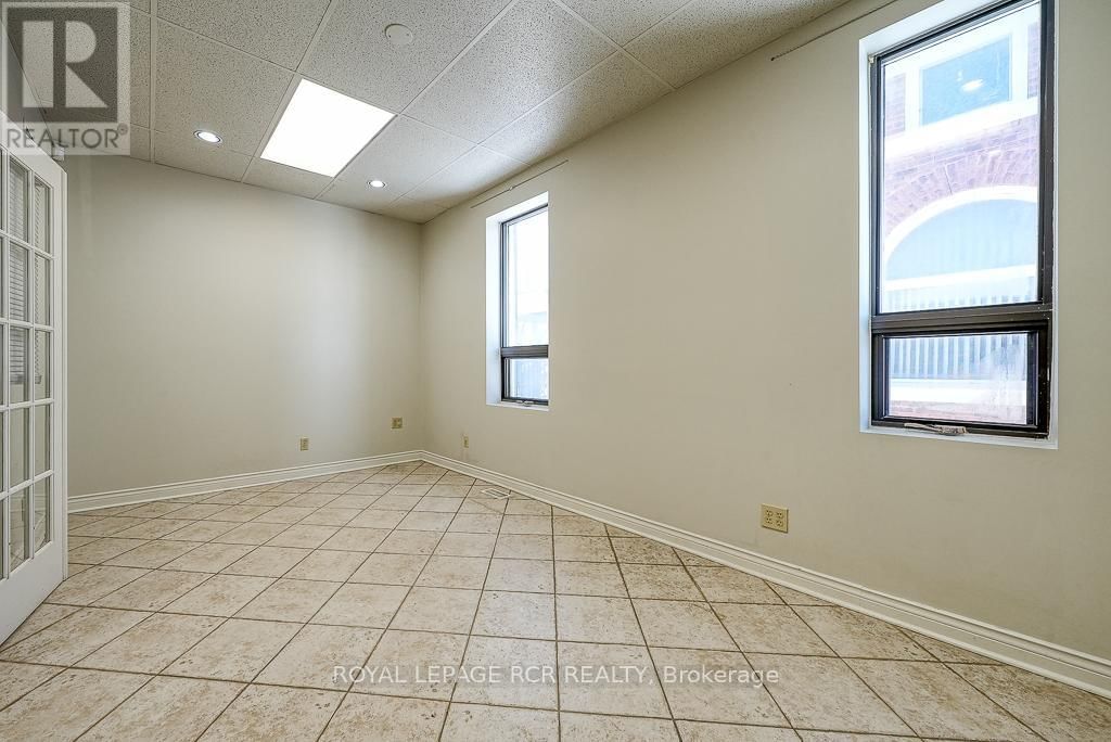 MAIN LEVEL - 590 ADELAIDE STREET Image 9
