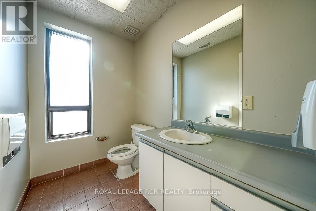 590 ADELAIDE STREET Image 7