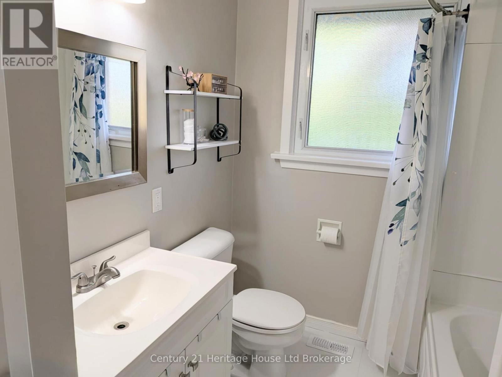 293 CLARKE STREET NORTH Image 17