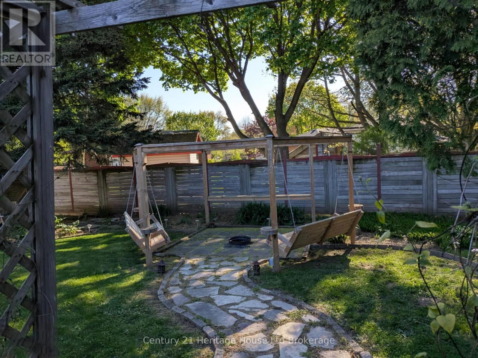 293 CLARKE STREET NORTH Image 28