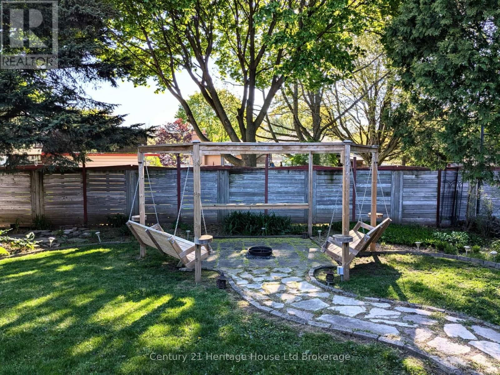 293 CLARKE STREET NORTH Image 31
