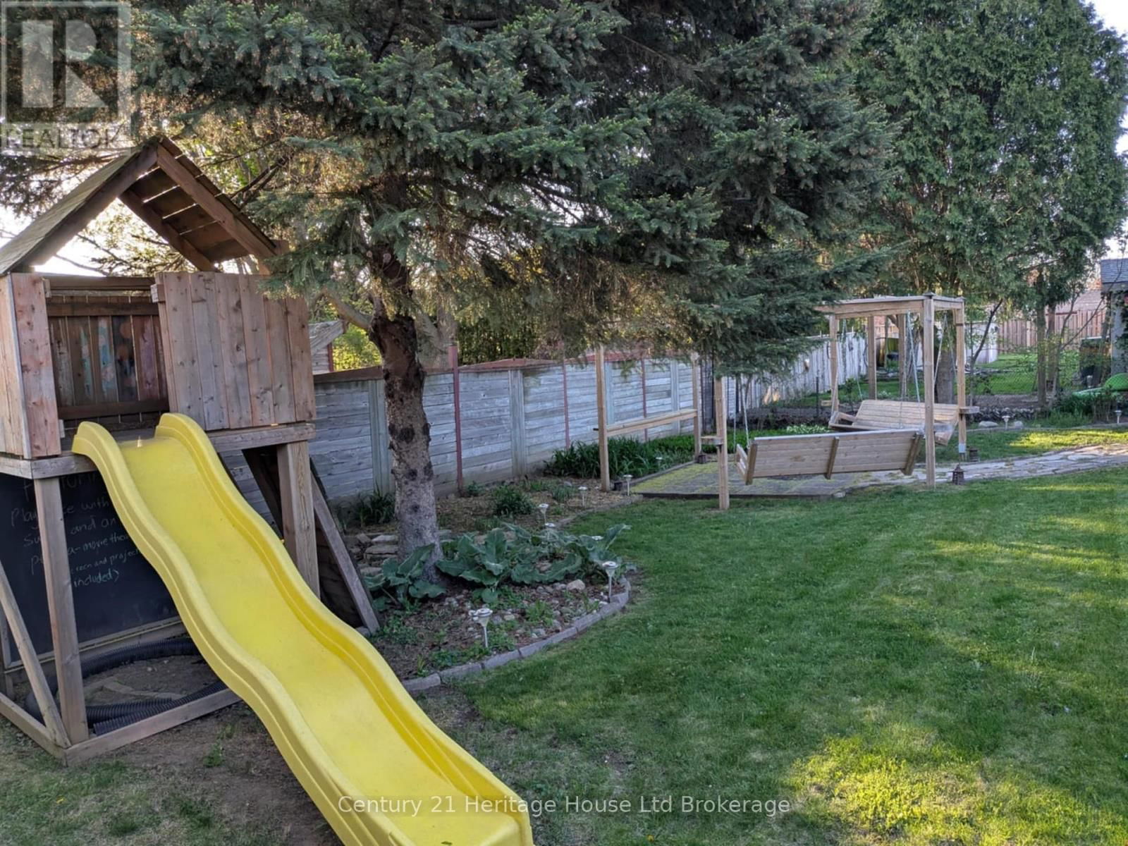 293 CLARKE STREET NORTH Image 32