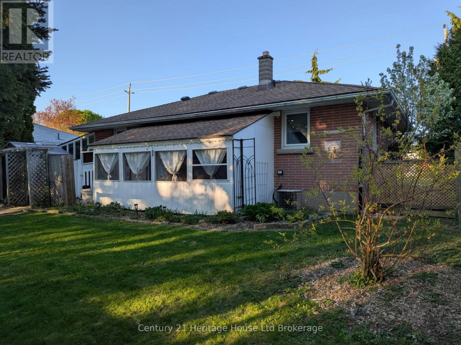 293 CLARKE STREET NORTH Image 33