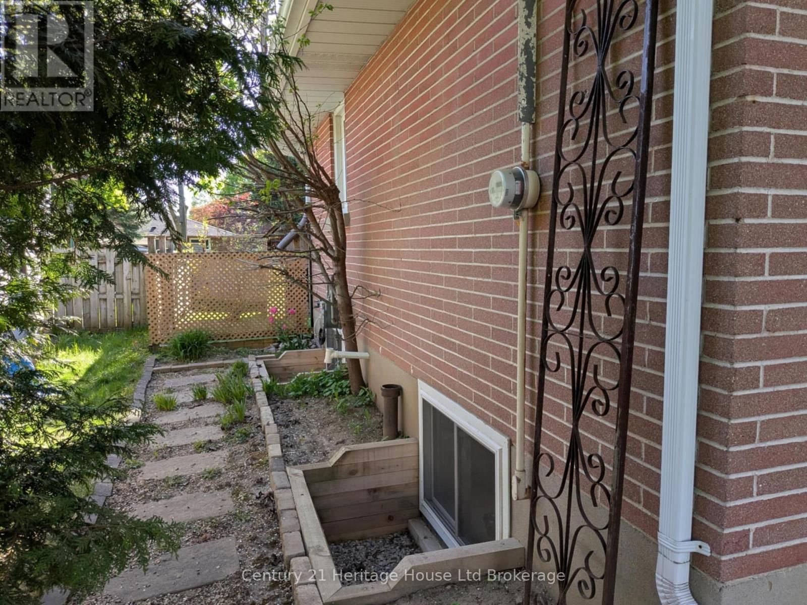 293 CLARKE STREET NORTH Image 34