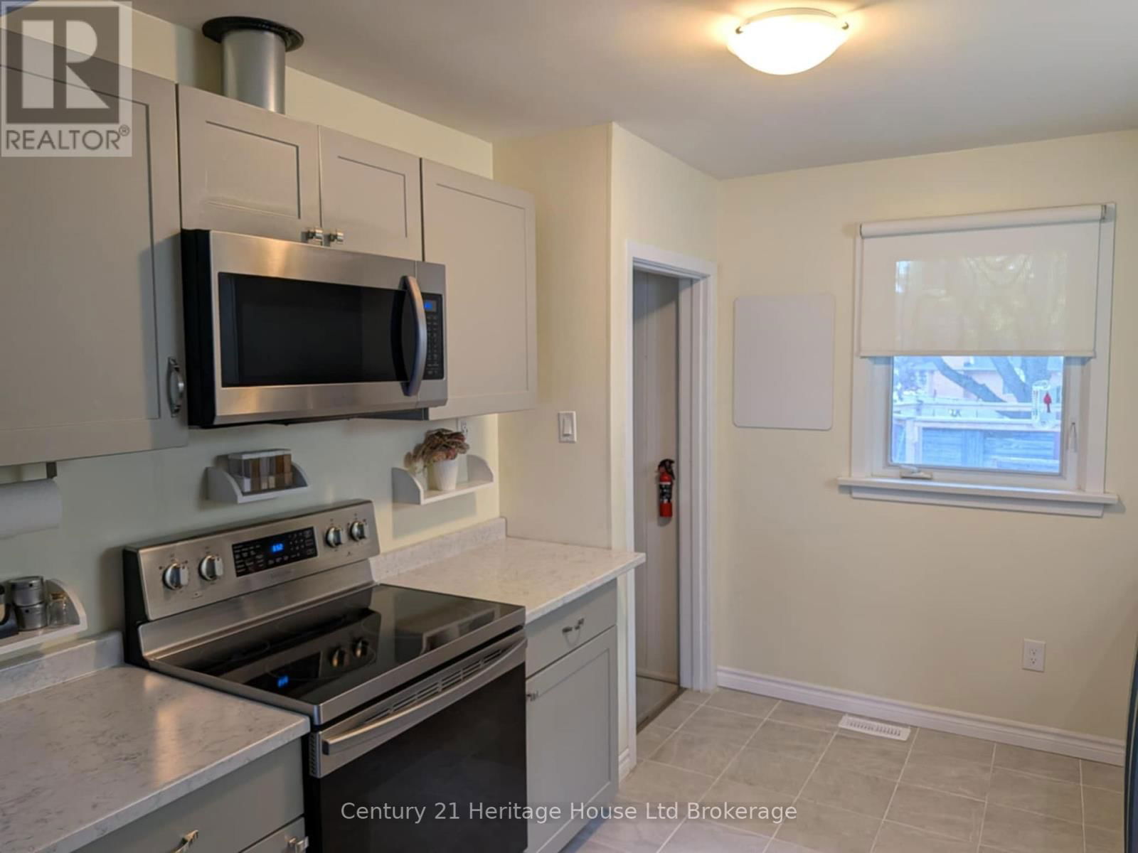 293 CLARKE STREET NORTH Image 8