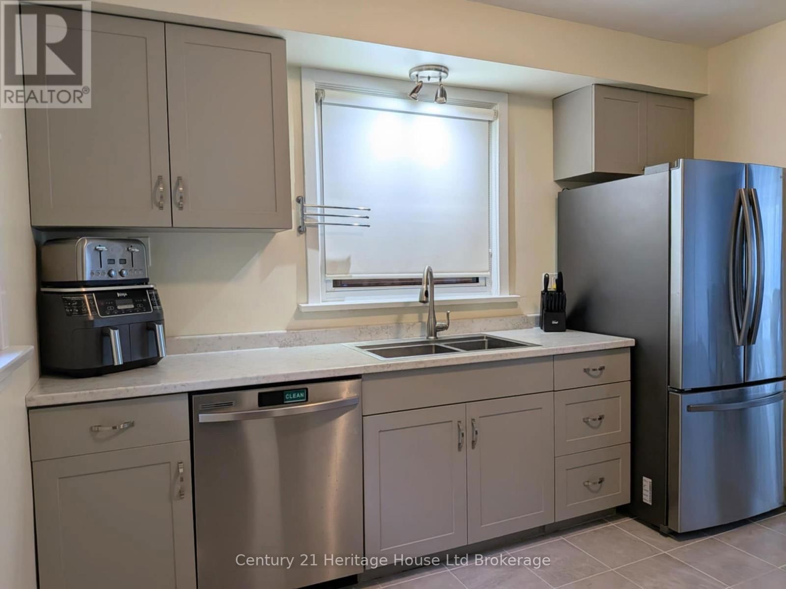 293 CLARKE STREET NORTH Image 9