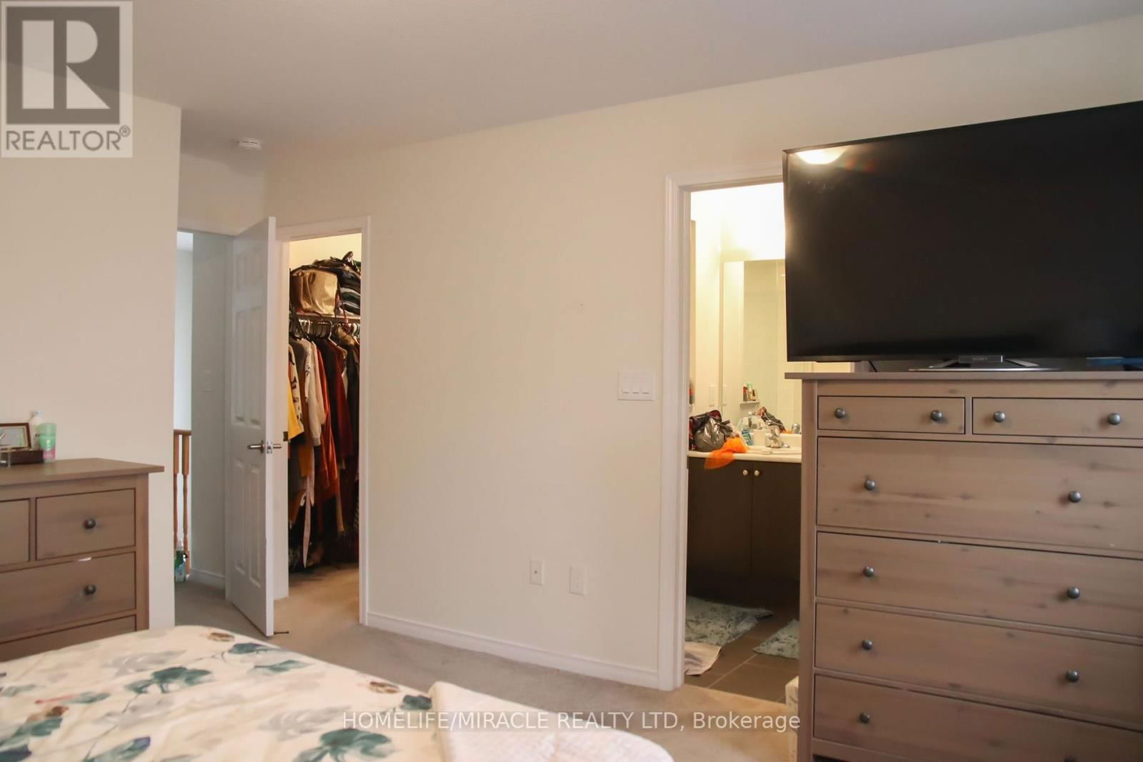 Upper 36 MONTROSE AVENUE Image 17