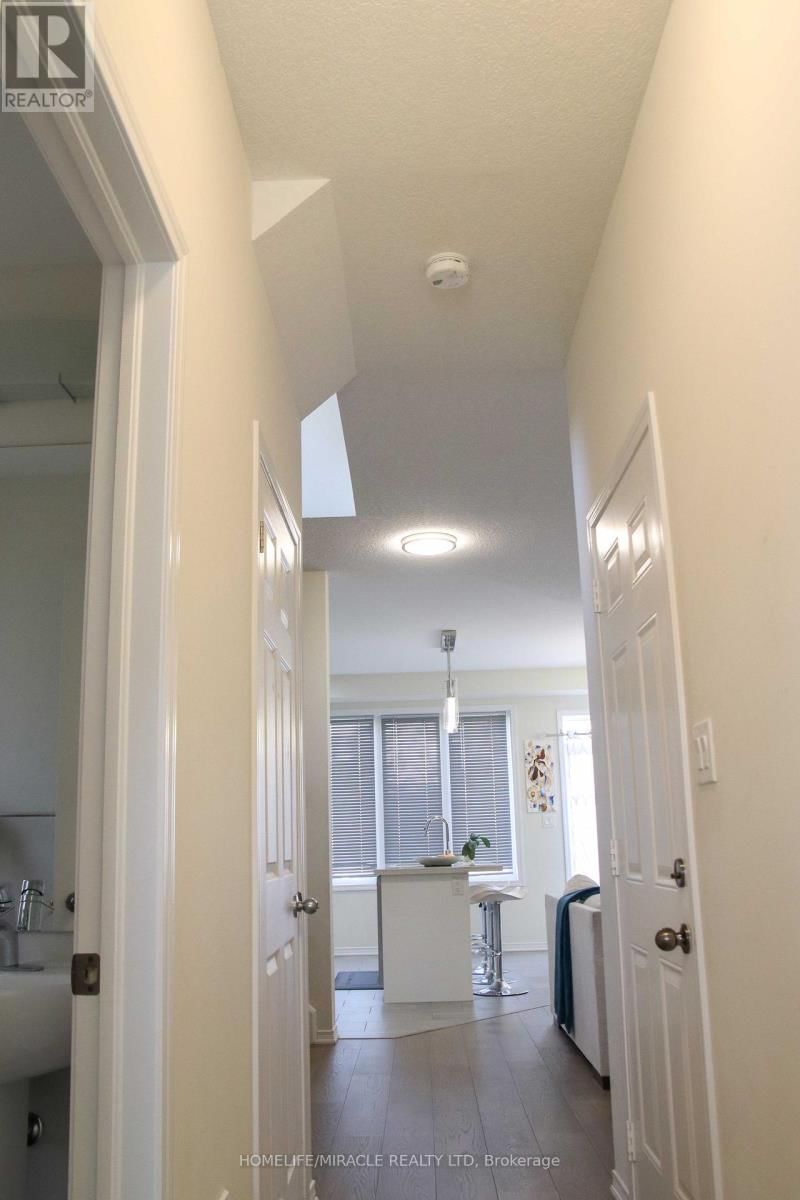 Upper 36 MONTROSE AVENUE Image 3