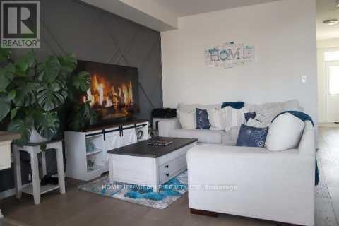 Upper 36 MONTROSE AVENUE Image 5