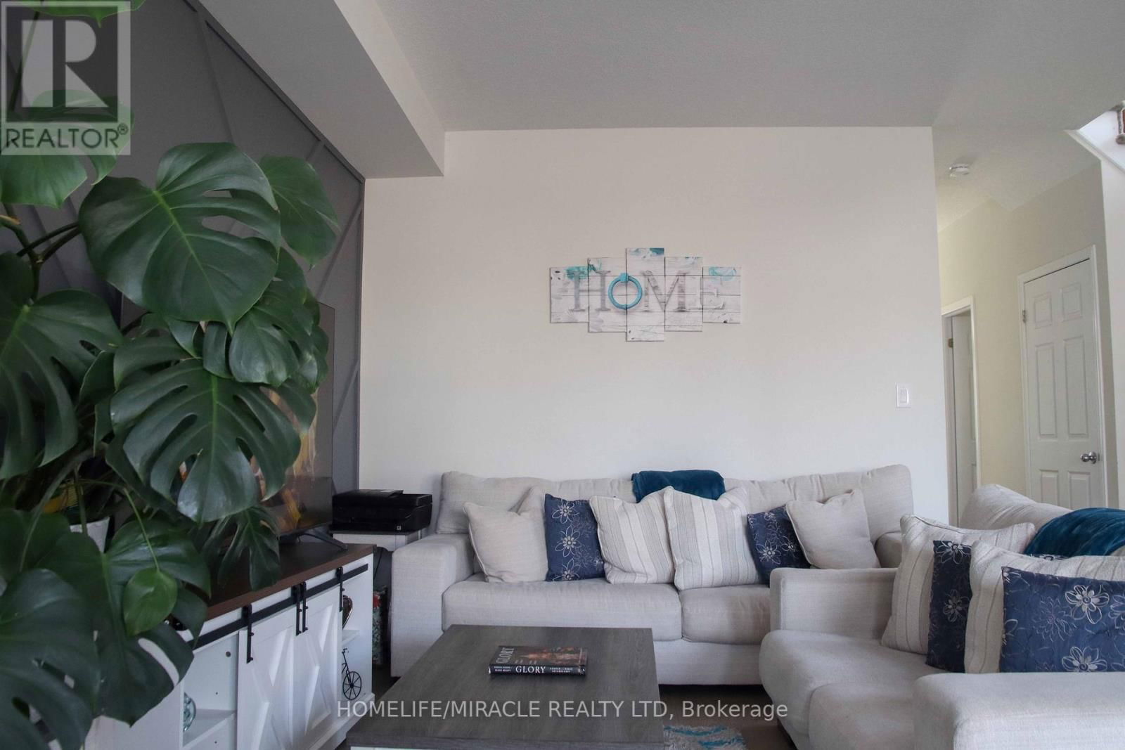 Upper 36 MONTROSE AVENUE Image 7