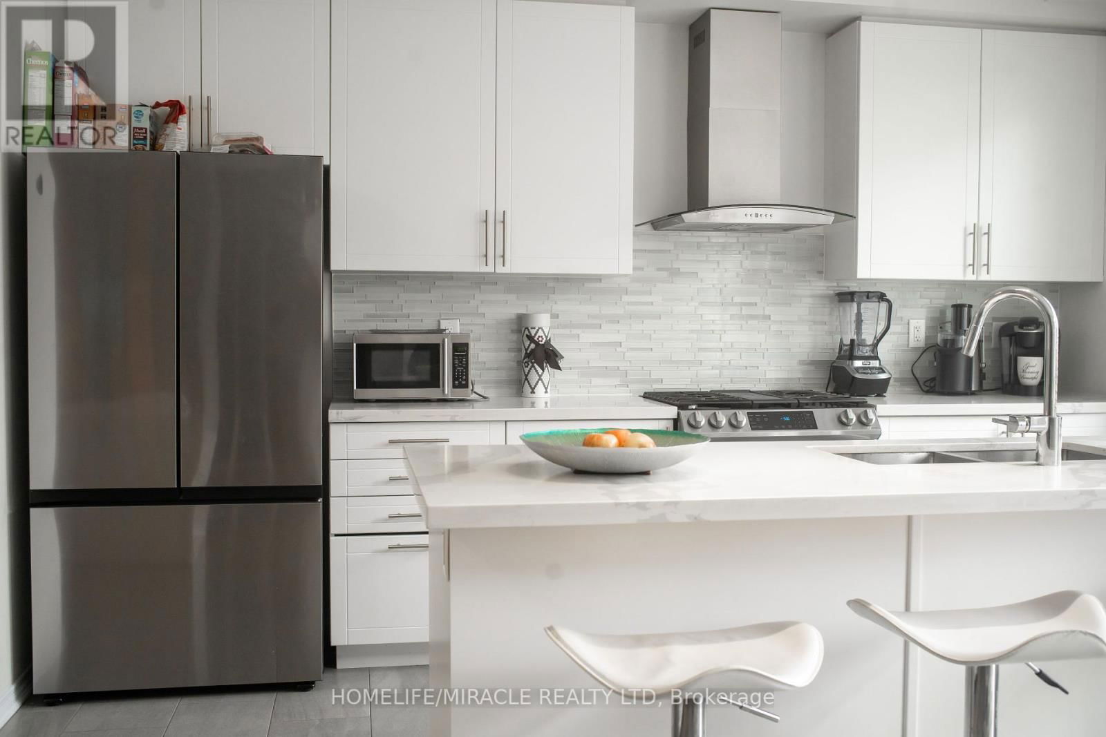 Upper 36 MONTROSE AVENUE Image 8