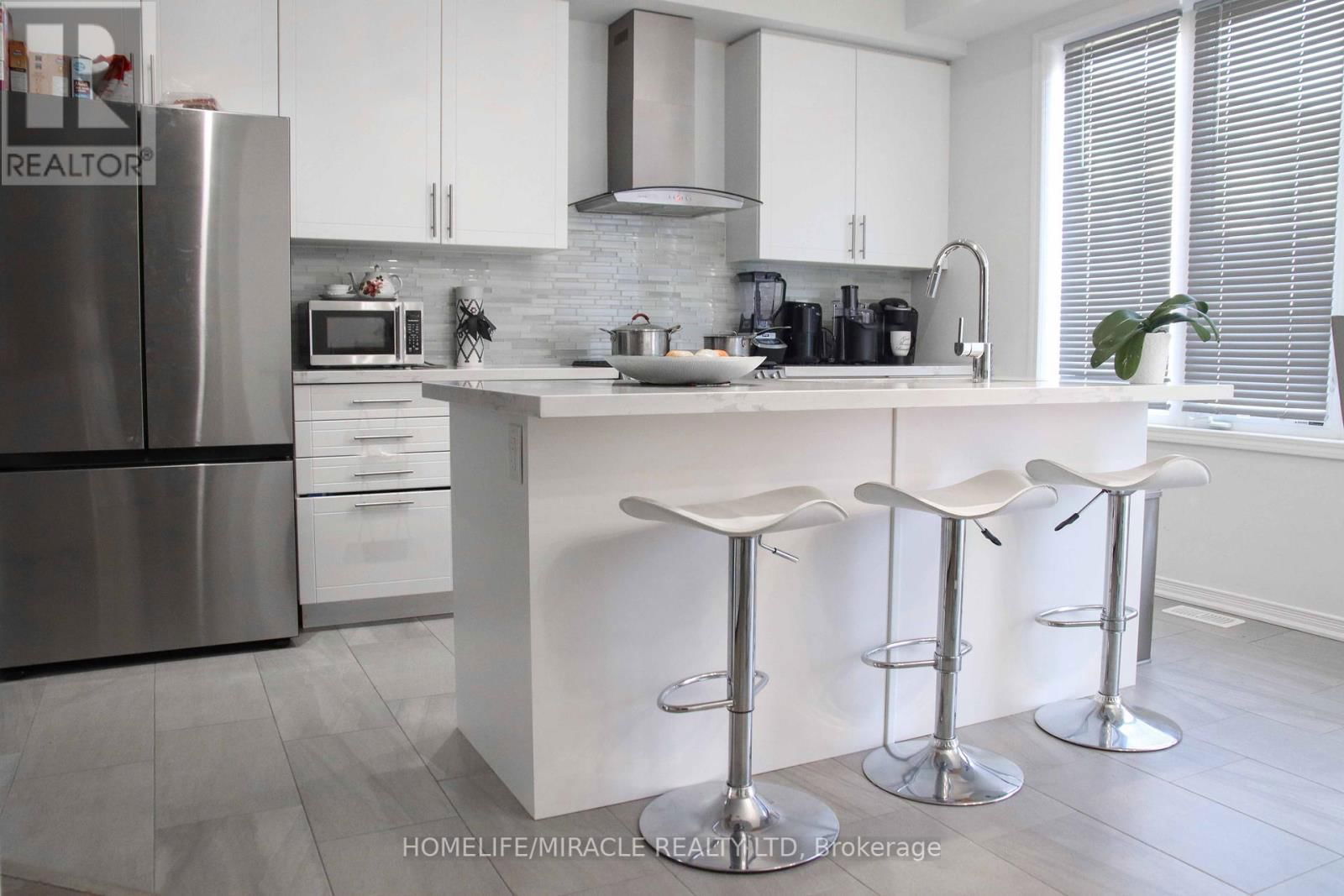 Upper 36 MONTROSE AVENUE Image 9