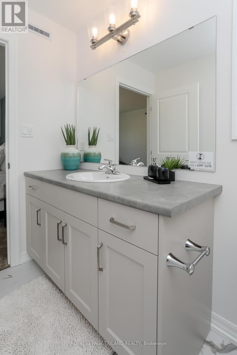 168 RENAISSANCE DRIVE Image 32
