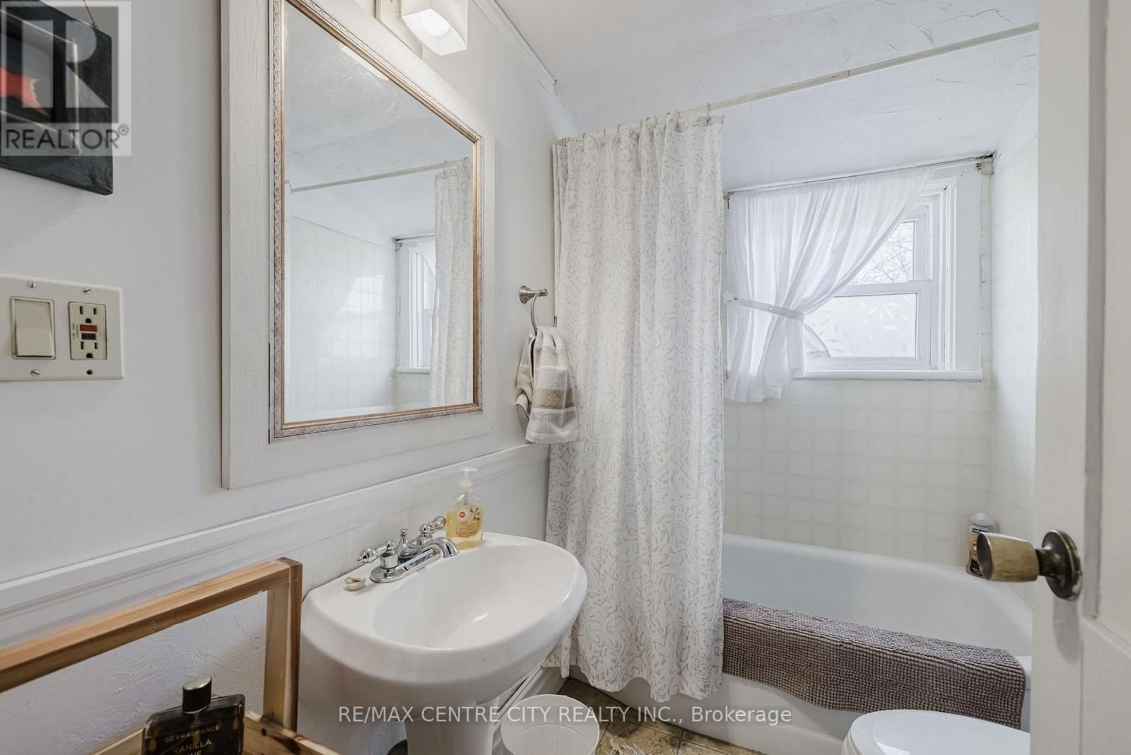 21266 THAMES ROAD Image 17