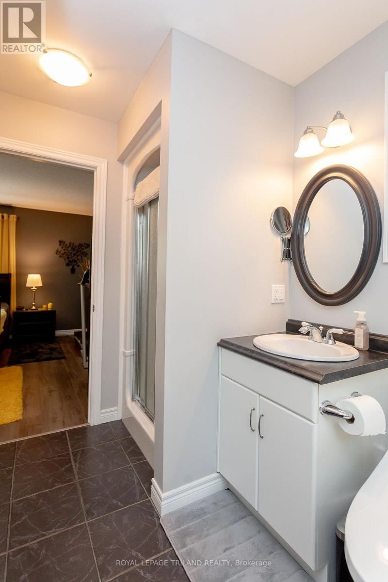 53 AUGUSTA CRESCENT Image 21