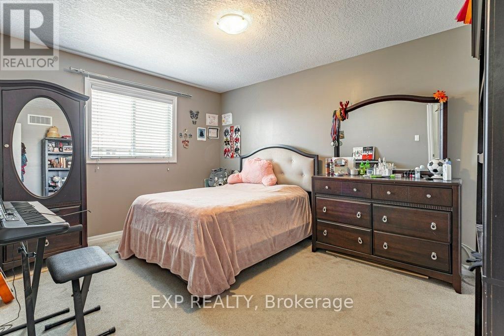 8 OLIVER CRESCENT Image 17