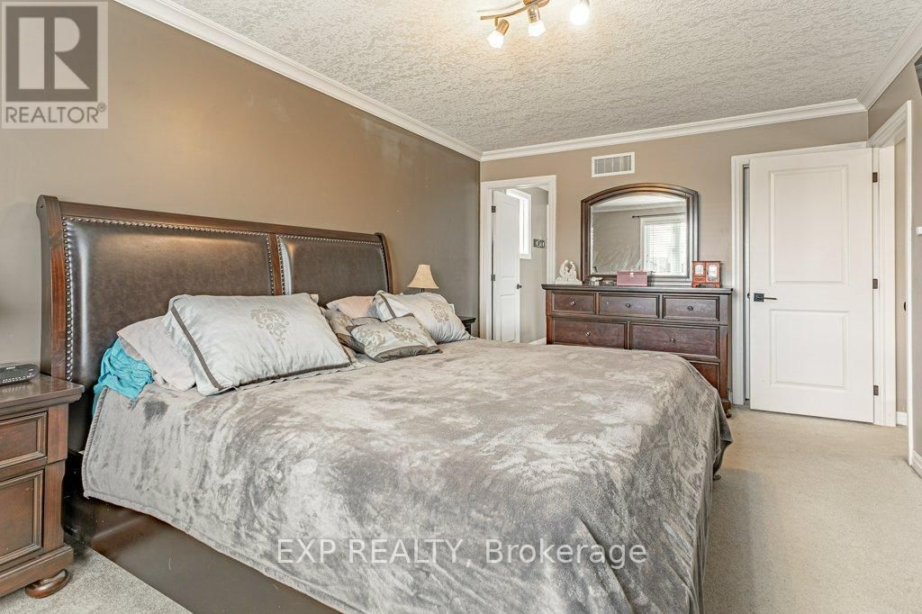 8 OLIVER CRESCENT Image 19