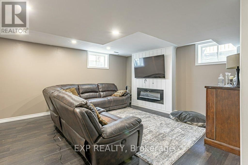 8 OLIVER CRESCENT Image 21