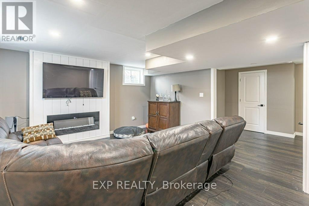 8 OLIVER CRESCENT Image 23