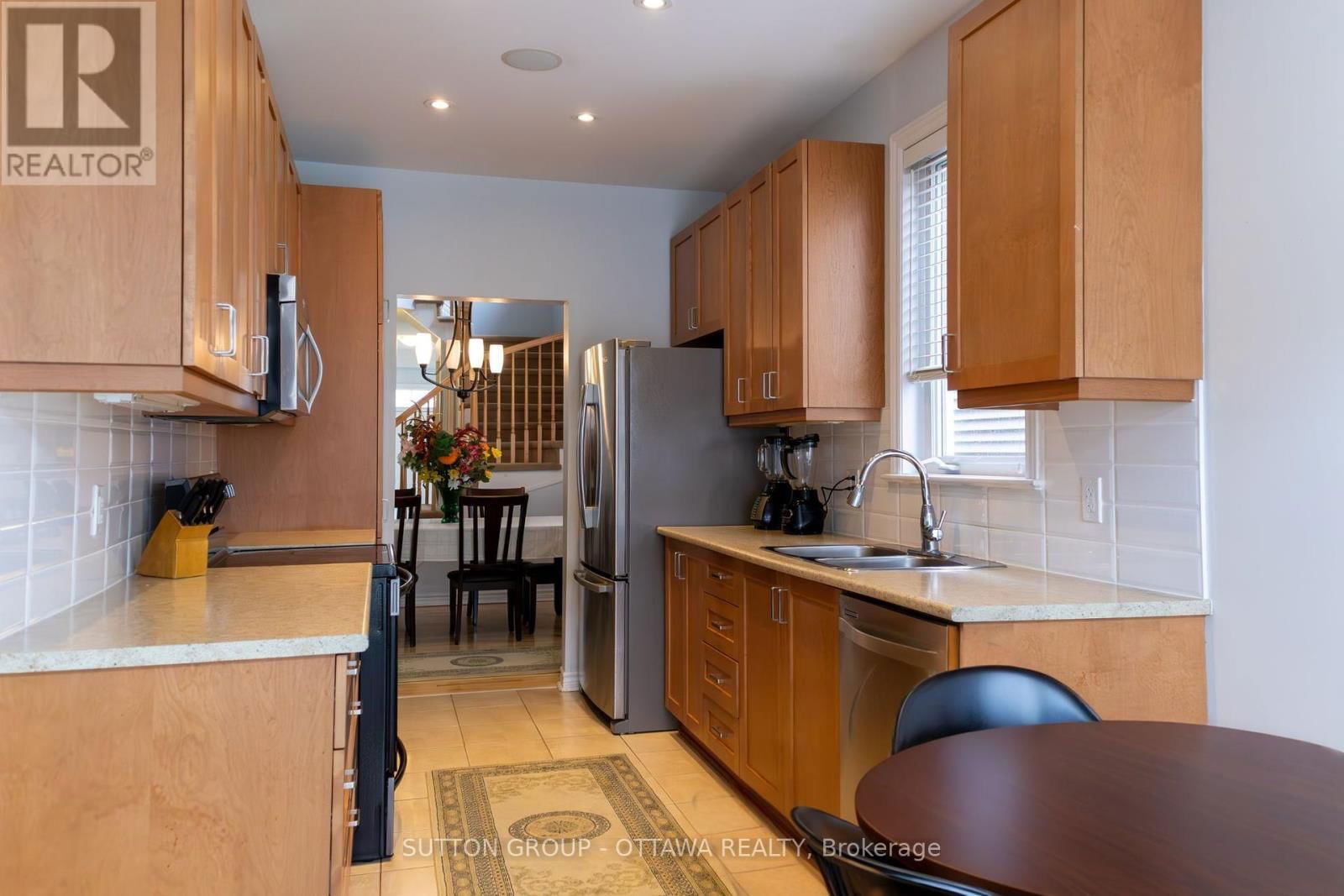 654 MOORPARK AVENUE Image 11