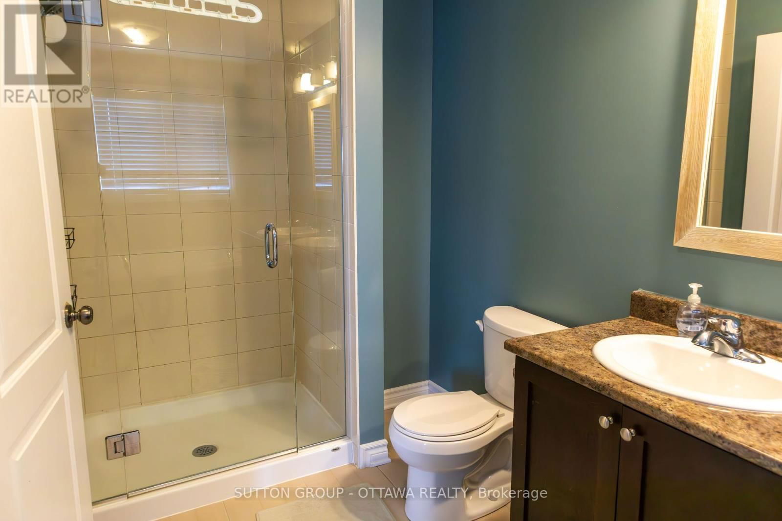 654 MOORPARK AVENUE Image 25