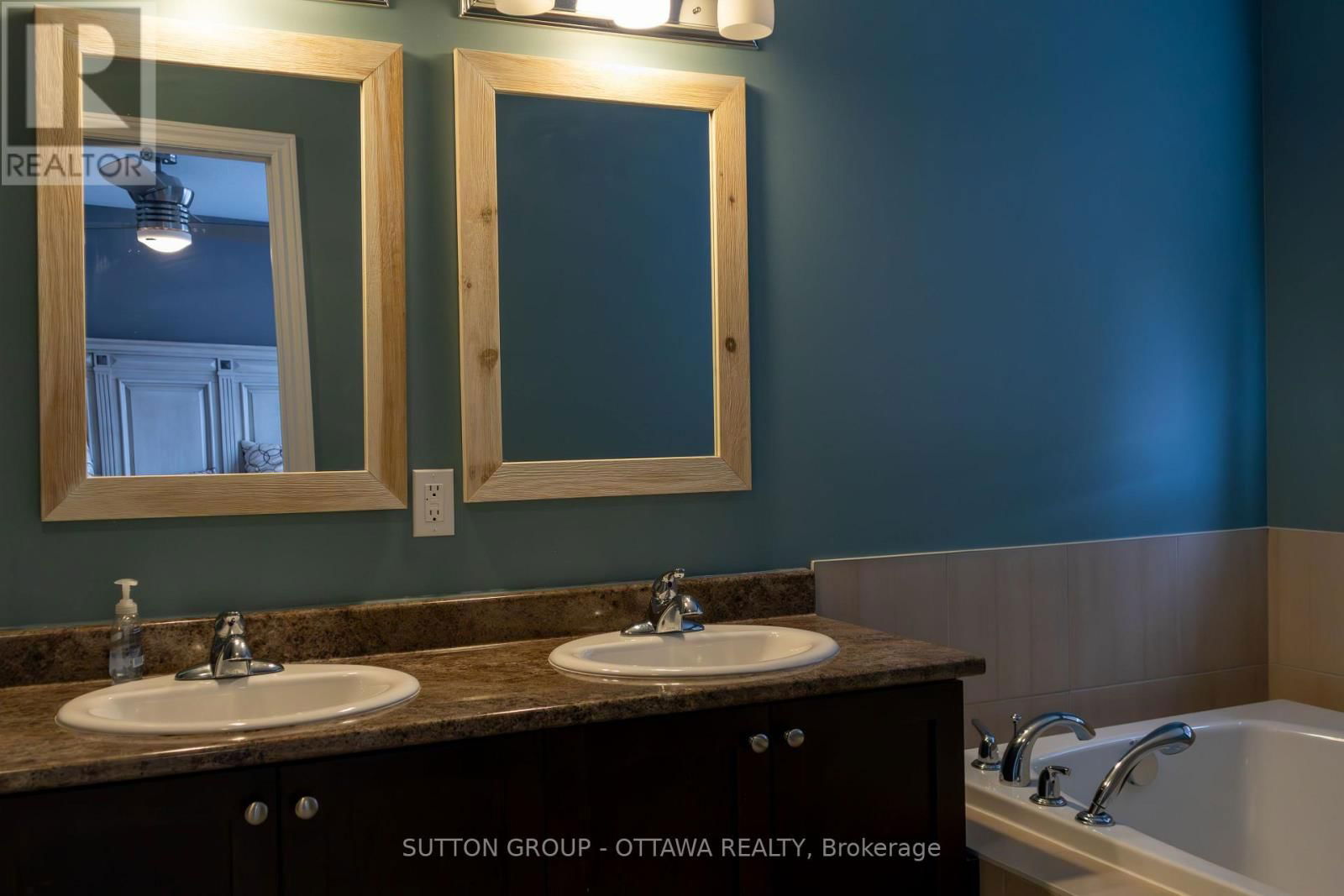 654 MOORPARK AVENUE Image 27